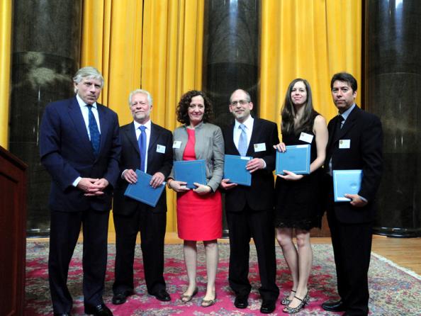 Lee C. Bollinger (left) presents the 2011 Pulitzer Prize in Explanatory Reporting to (l-r, Gary Porter, Kathleen Galagher, Mark Johnson, Alison Sherwood and Lou Saldivar of the Milwaukee Journal Sentinel.