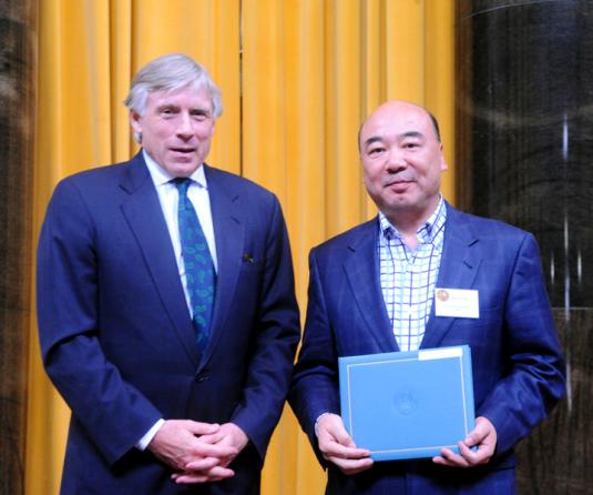 Lee C. Bollinger presents the 2011 Pulitzer Prize in Music to Zhou Long.