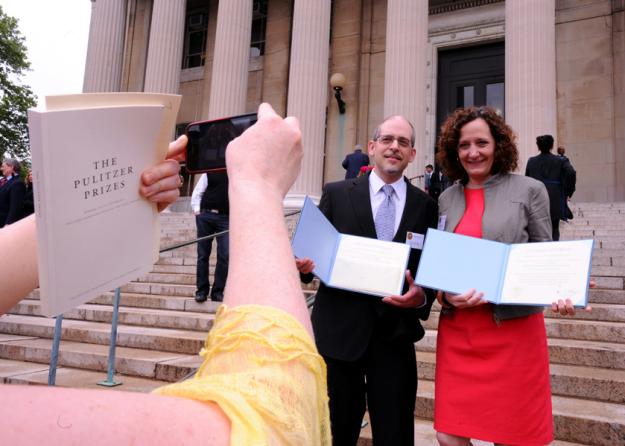 2011 Explanatory Reporting winners Mark Johnson and Kathleen Gallagher.