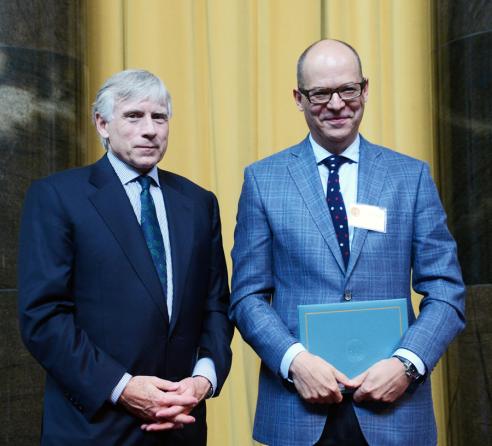 Lee C. Bollinger (left) presents the 2013 Pulitzer Prize in History to Fredrik Logevall.