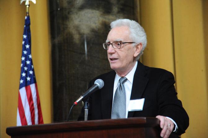 Sig Gissler, administrator of The Pulitzer Prizes, welcomes luncheon guests.