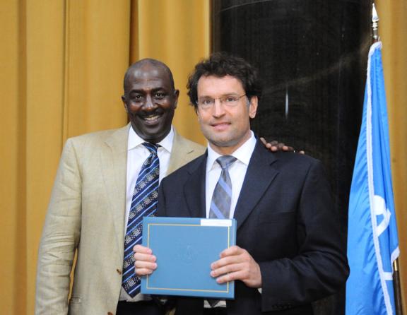 Gregory Moore (left) presents the 2012 Pulitzer Prize in Explanatory Reporting to David Kocieniewski of The New York Times.