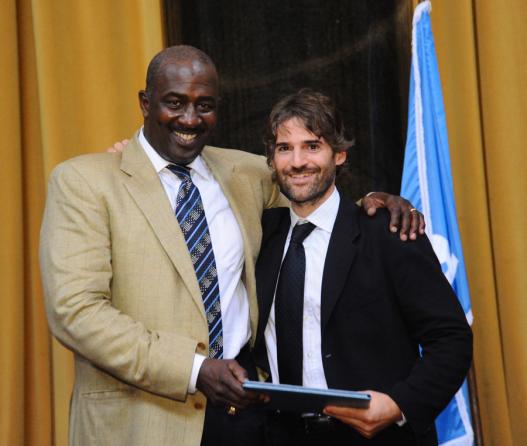 Gregory Moore (left) presents the 2012 Pulitzer Prize in International Reporting to Jeffrey Gettleman of The New York Times.